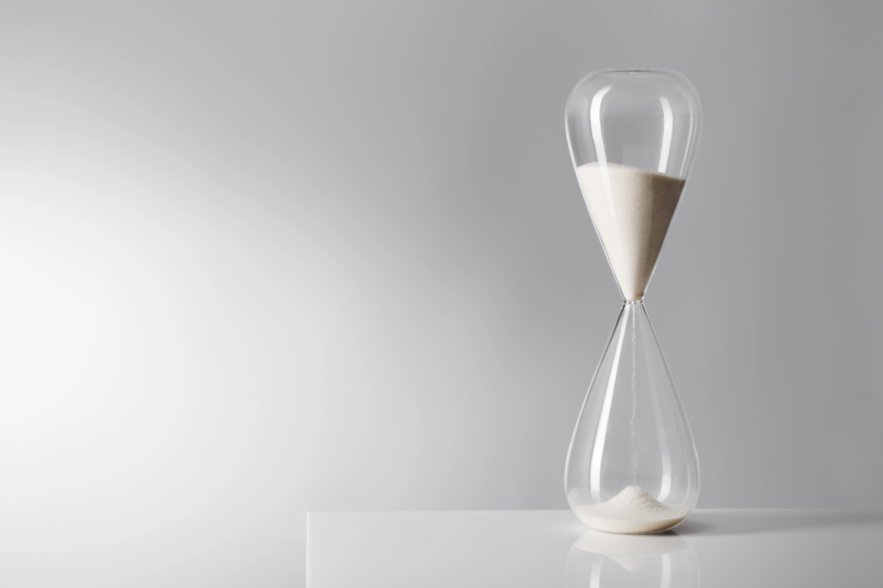 an hourglass, illustrating the need to set an end time to your poker night